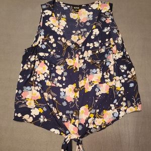 Sleeveless top with tie